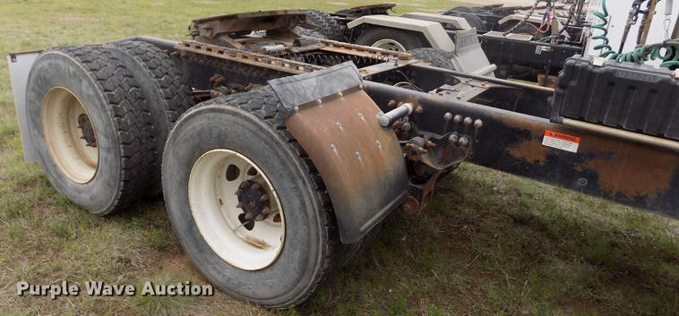 image for item DE1243 2007 Freightliner FLD120 semi truck