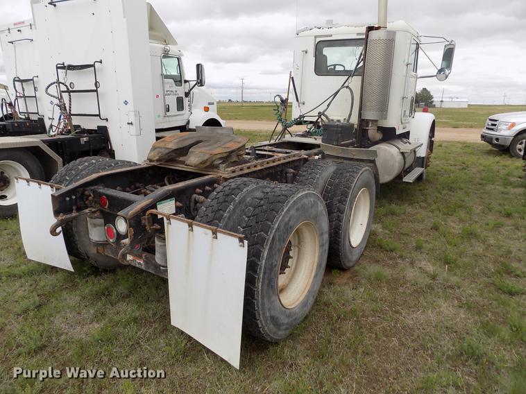 image for item DE1243 2007 Freightliner FLD120 semi truck