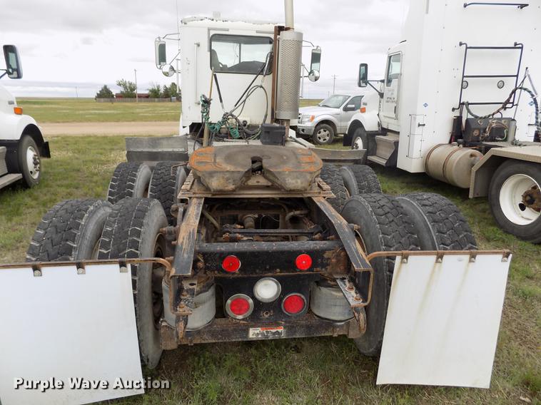 image for item DE1243 2007 Freightliner FLD120 semi truck