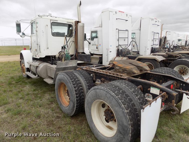 image for item DE1243 2007 Freightliner FLD120 semi truck