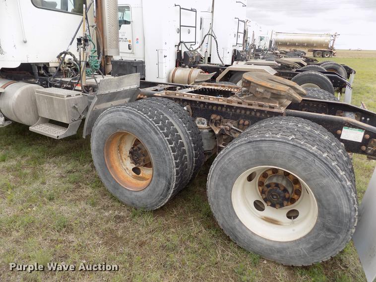 image for item DE1243 2007 Freightliner FLD120 semi truck