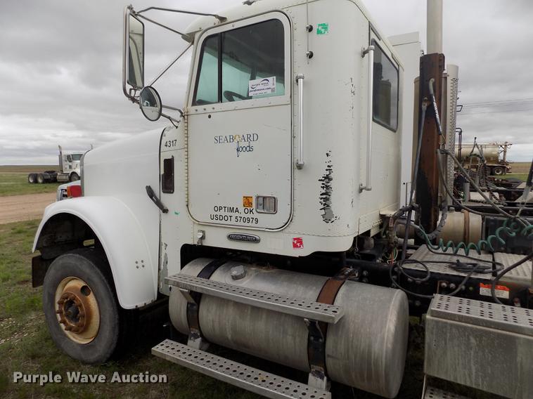 image for item DE1243 2007 Freightliner FLD120 semi truck