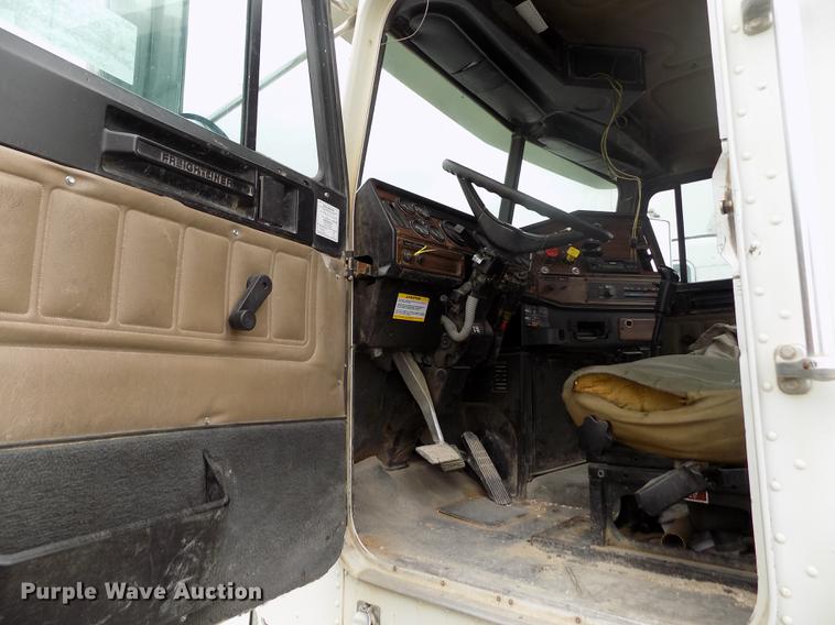 image for item DE1243 2007 Freightliner FLD120 semi truck