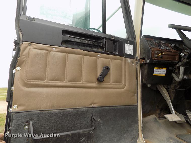 image for item DE1243 2007 Freightliner FLD120 semi truck