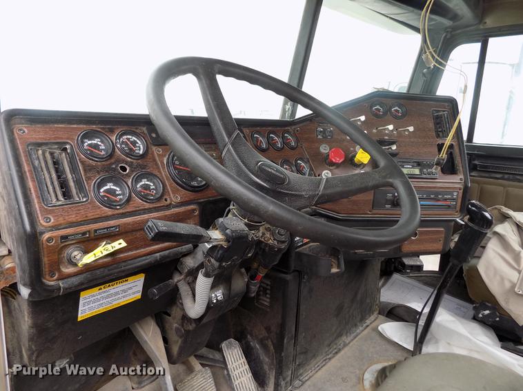 image for item DE1243 2007 Freightliner FLD120 semi truck