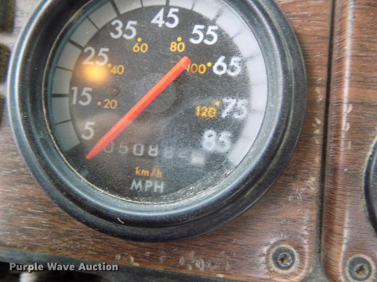 image for item DE1243 2007 Freightliner FLD120 semi truck