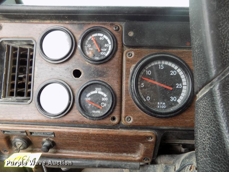 image for item DE1243 2007 Freightliner FLD120 semi truck