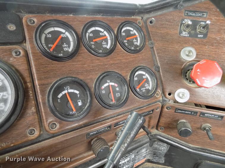 image for item DE1243 2007 Freightliner FLD120 semi truck