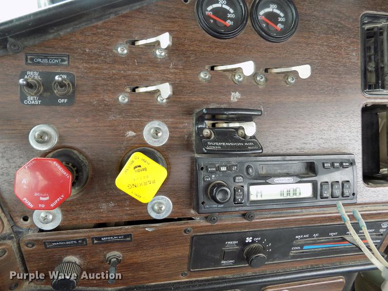 image for item DE1243 2007 Freightliner FLD120 semi truck