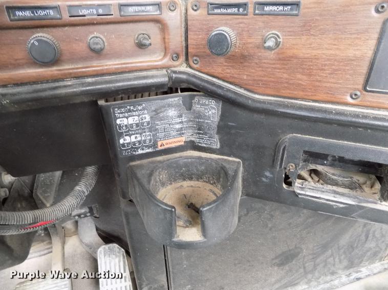 image for item DE1243 2007 Freightliner FLD120 semi truck