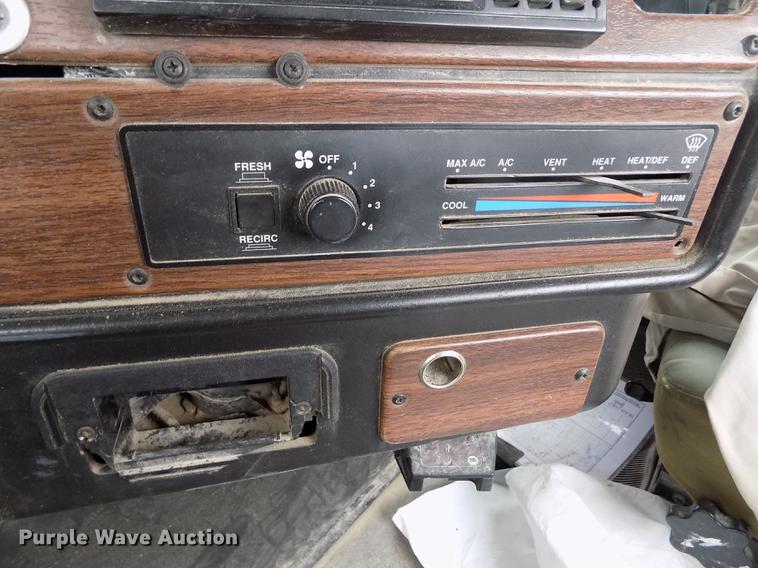 image for item DE1243 2007 Freightliner FLD120 semi truck