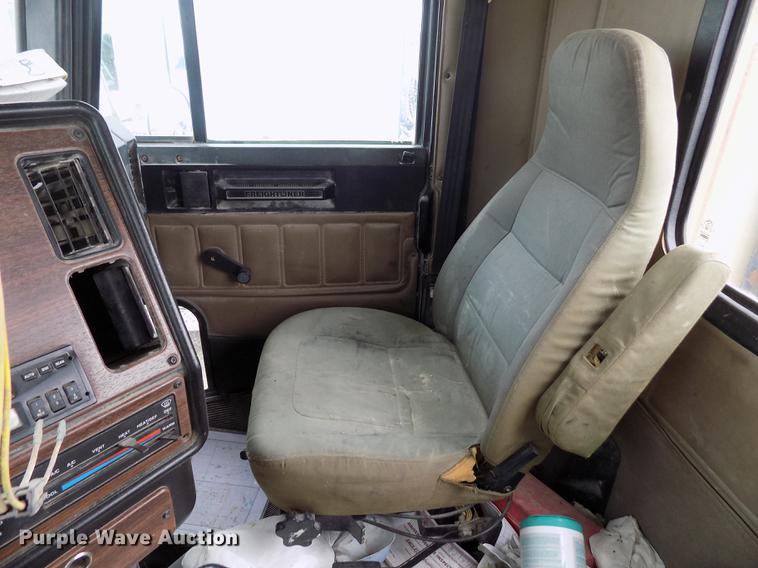 image for item DE1243 2007 Freightliner FLD120 semi truck