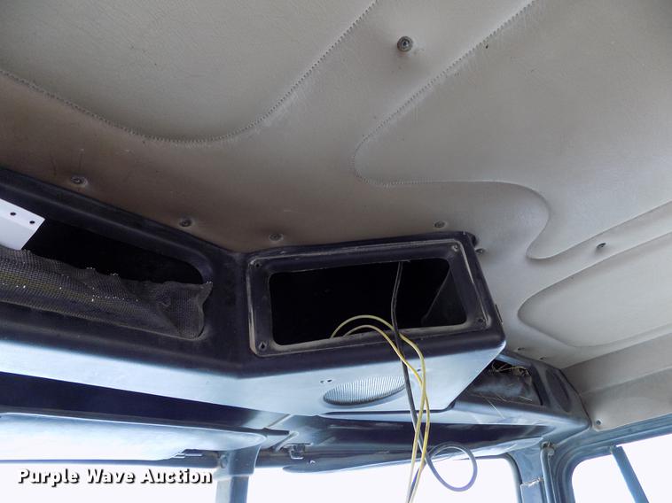 image for item DE1243 2007 Freightliner FLD120 semi truck