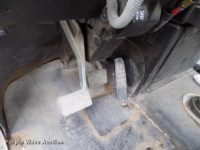 image for item DE1243 2007 Freightliner FLD120 semi truck