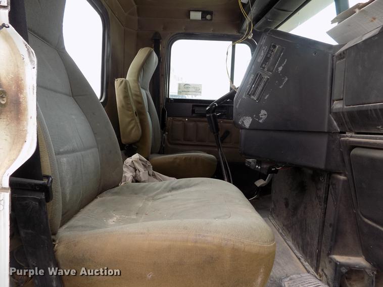 image for item DE1243 2007 Freightliner FLD120 semi truck