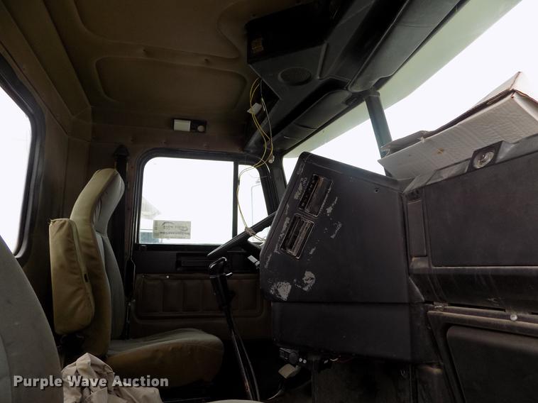 image for item DE1243 2007 Freightliner FLD120 semi truck