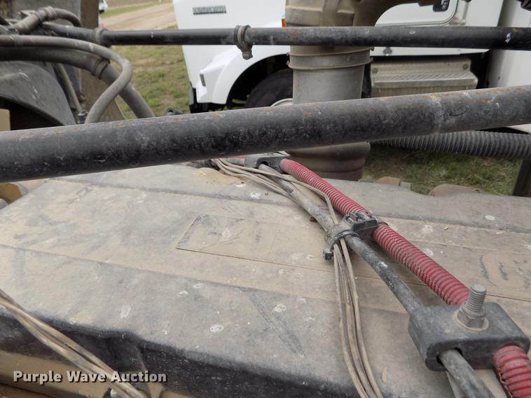 image for item DE1243 2007 Freightliner FLD120 semi truck