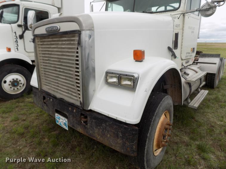 image for item DE1243 2007 Freightliner FLD120 semi truck
