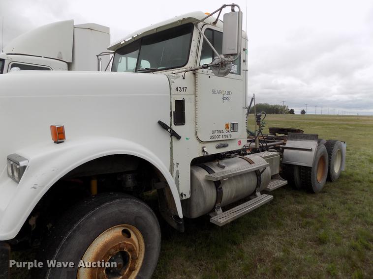 image for item DE1243 2007 Freightliner FLD120 semi truck