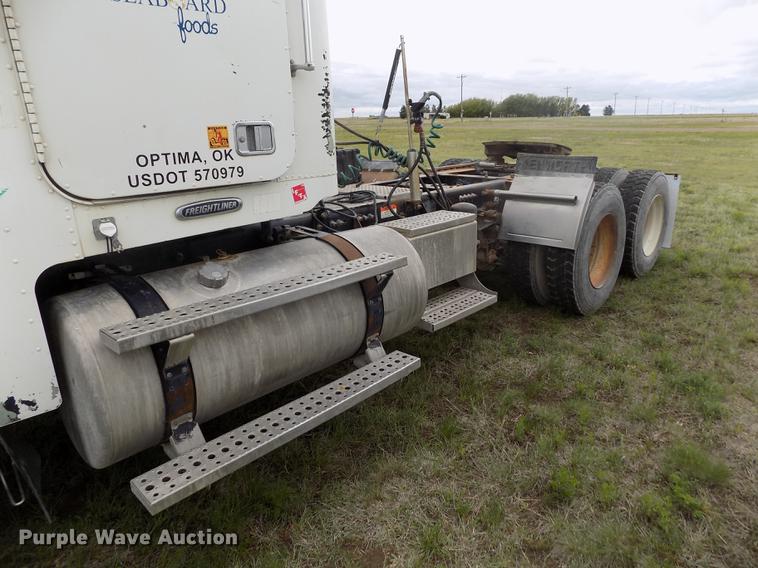 image for item DE1243 2007 Freightliner FLD120 semi truck