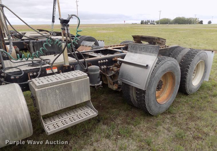 image for item DE1243 2007 Freightliner FLD120 semi truck