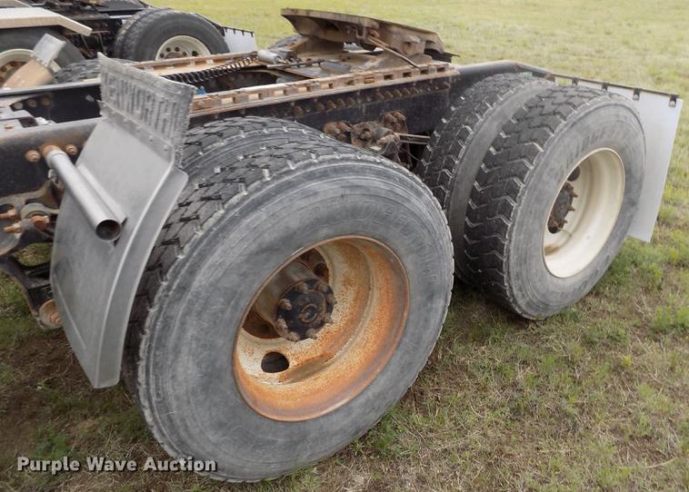 image for item DE1243 2007 Freightliner FLD120 semi truck