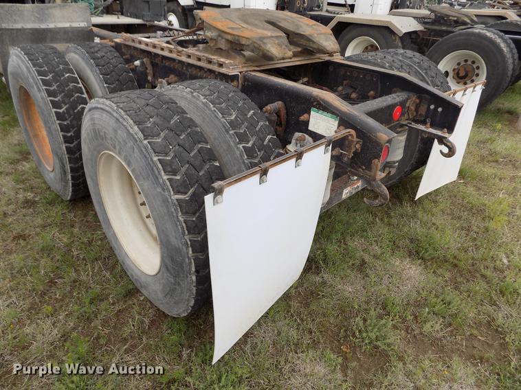 image for item DE1243 2007 Freightliner FLD120 semi truck