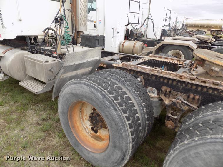 image for item DE1243 2007 Freightliner FLD120 semi truck