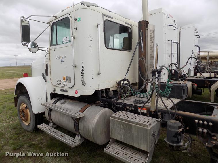 image for item DE1243 2007 Freightliner FLD120 semi truck