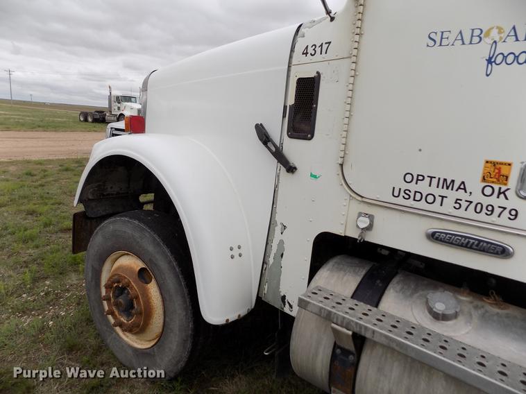 image for item DE1243 2007 Freightliner FLD120 semi truck