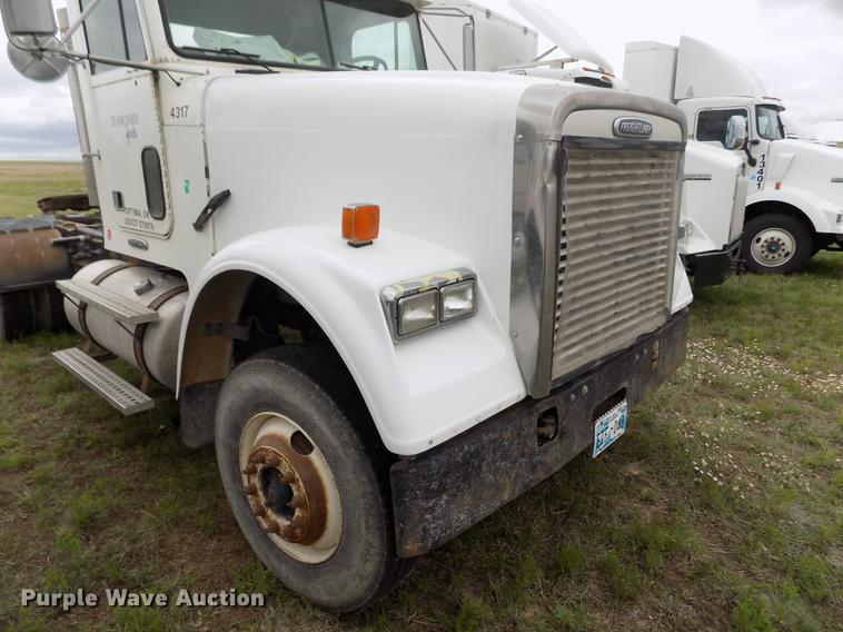 image for item DE1243 2007 Freightliner FLD120 semi truck