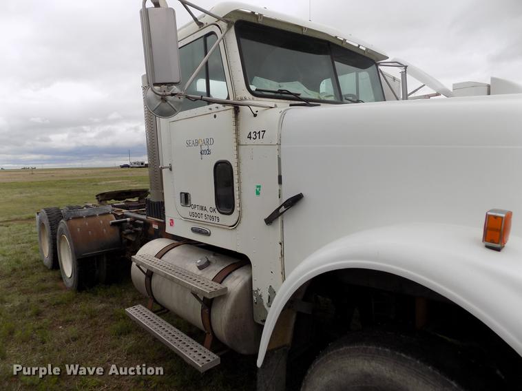 image for item DE1243 2007 Freightliner FLD120 semi truck