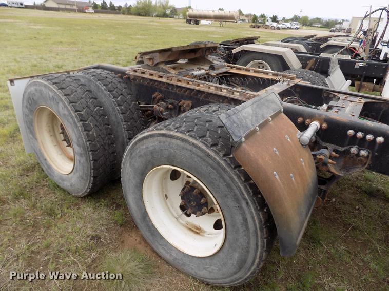 image for item DE1243 2007 Freightliner FLD120 semi truck