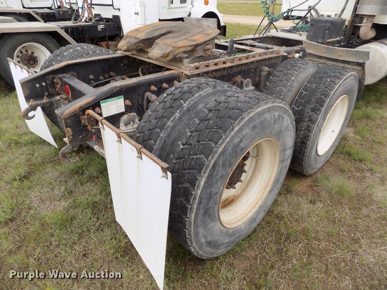 image for item DE1243 2007 Freightliner FLD120 semi truck