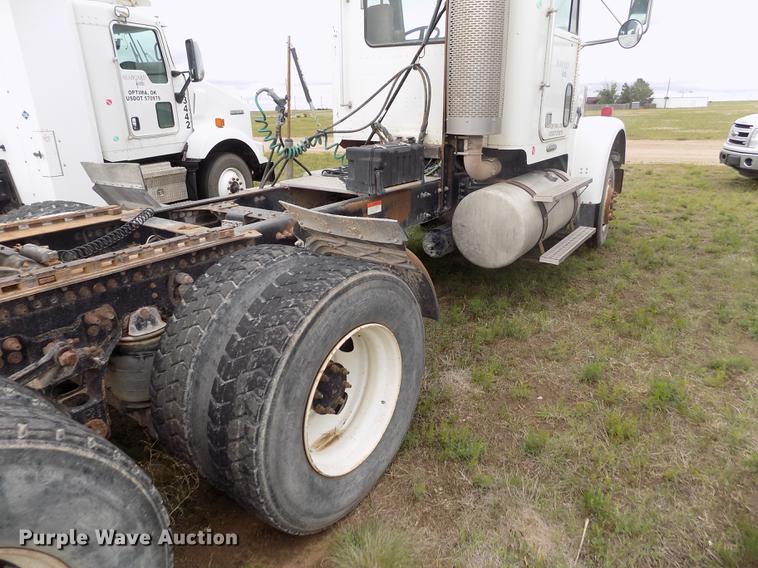 image for item DE1243 2007 Freightliner FLD120 semi truck