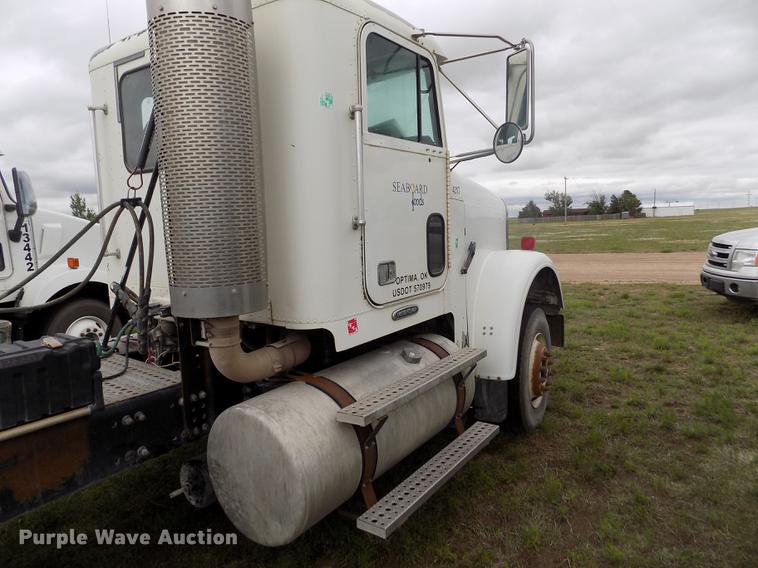 image for item DE1243 2007 Freightliner FLD120 semi truck