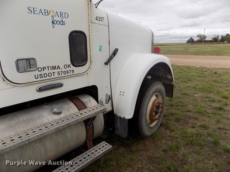 image for item DE1243 2007 Freightliner FLD120 semi truck