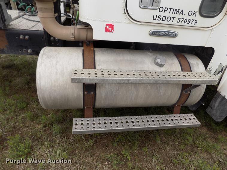 image for item DE1243 2007 Freightliner FLD120 semi truck