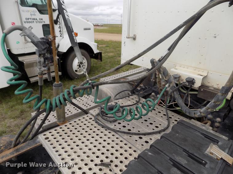 image for item DE1243 2007 Freightliner FLD120 semi truck