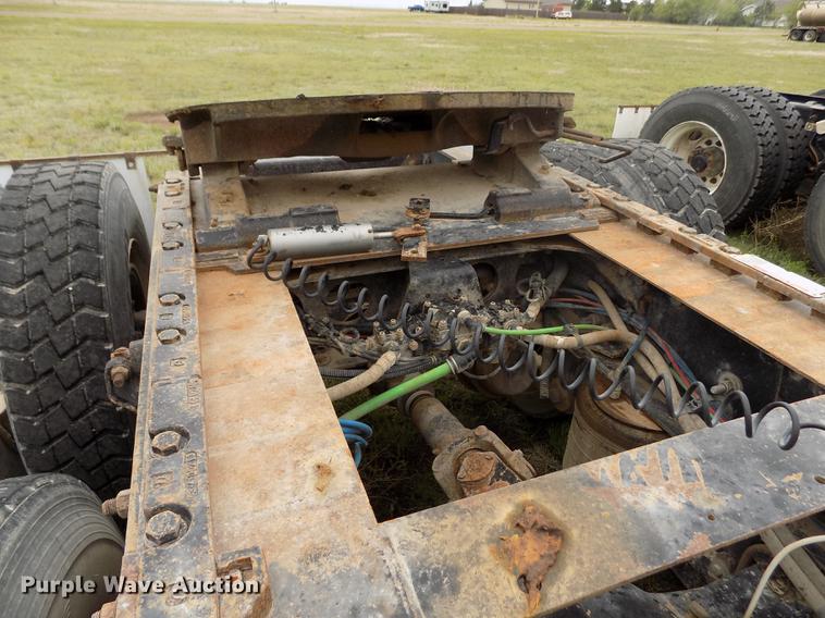 image for item DE1243 2007 Freightliner FLD120 semi truck