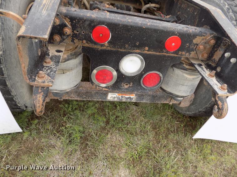 image for item DE1243 2007 Freightliner FLD120 semi truck