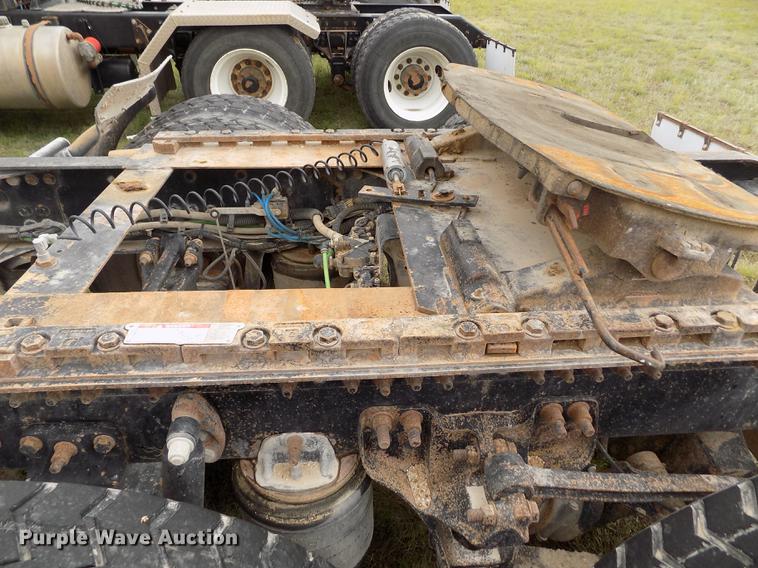 image for item DE1243 2007 Freightliner FLD120 semi truck