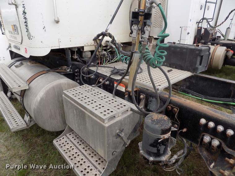 image for item DE1243 2007 Freightliner FLD120 semi truck