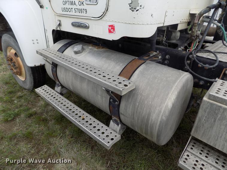 image for item DE1243 2007 Freightliner FLD120 semi truck