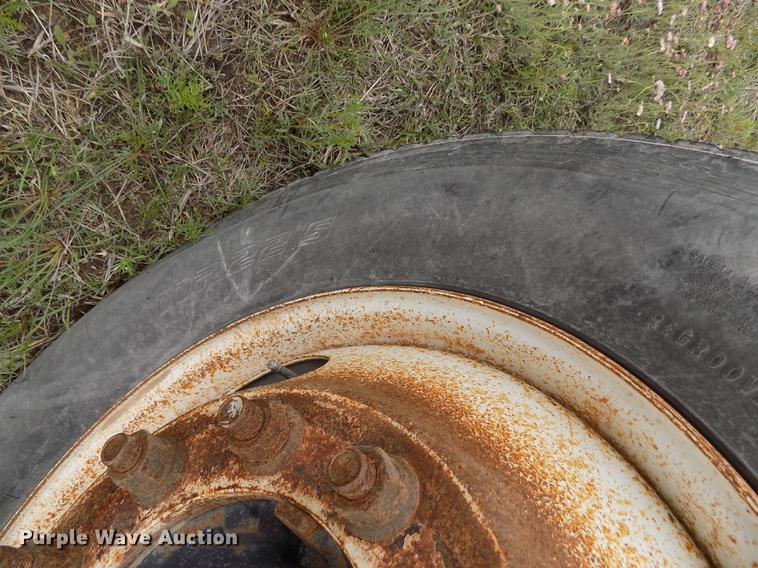 image for item DE1243 2007 Freightliner FLD120 semi truck