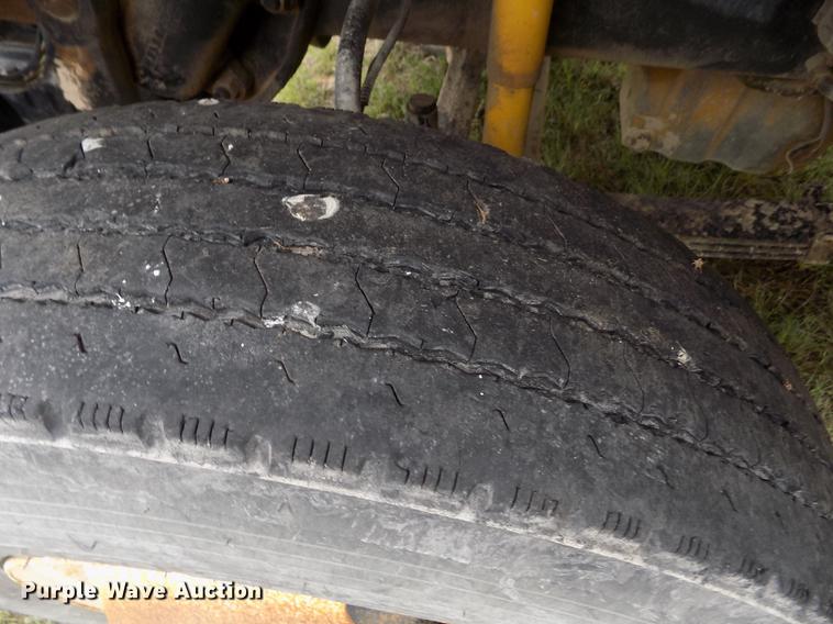 image for item DE1243 2007 Freightliner FLD120 semi truck