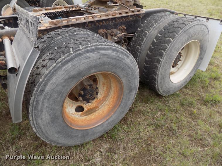 image for item DE1243 2007 Freightliner FLD120 semi truck