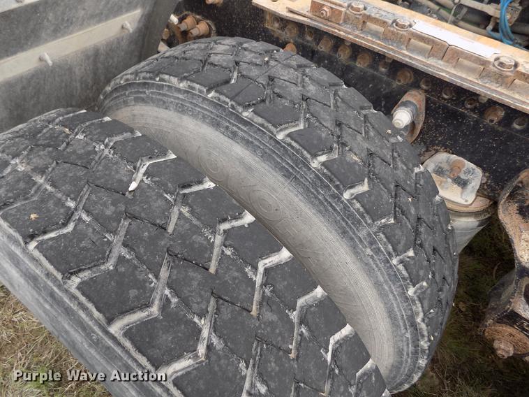 image for item DE1243 2007 Freightliner FLD120 semi truck