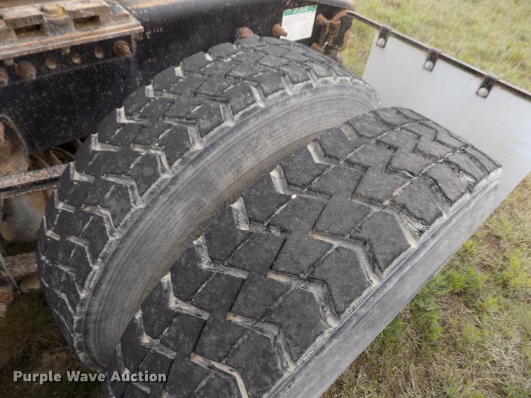 image for item DE1243 2007 Freightliner FLD120 semi truck