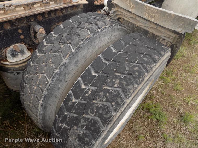 image for item DE1243 2007 Freightliner FLD120 semi truck